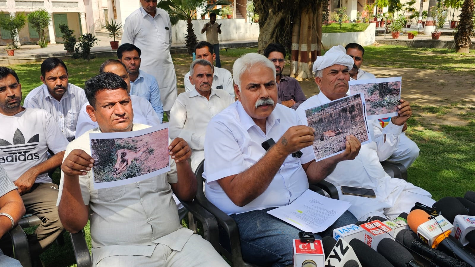 ट्रीटमेंट सेंटर की अव्यवस्था बयां करते जीव रक्षा बिश्नोई सभा के प्रधान एडवोकेट चन्द्र सिंह सहारण। ट्रीटमेंट सेंटर की अव्यवस्था बयां करते जीव रक्षा बिश्नोई सभा के प्रधान एडवोकेट चन्द्र सिंह सहारण।