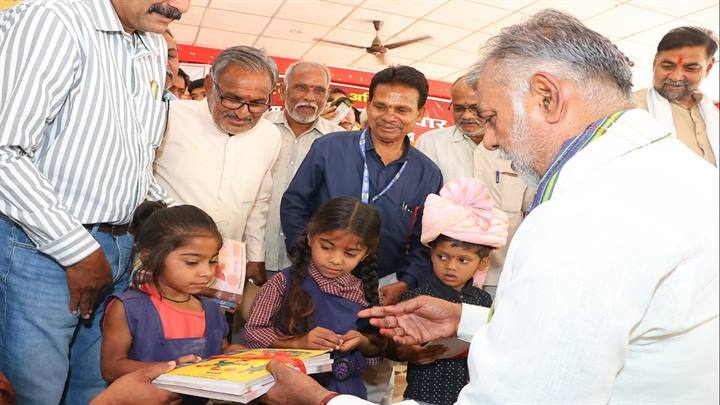 स्कूल चलें हम कार्यक्रम में शामिल हुए मंत्री पटेल स्कूल चलें हम कार्यक्रम में शामिल हुए मंत्री पटेल