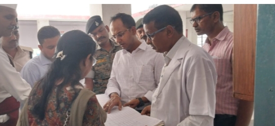 निरीक्षण करते डीएम निरीक्षण करते डीएम