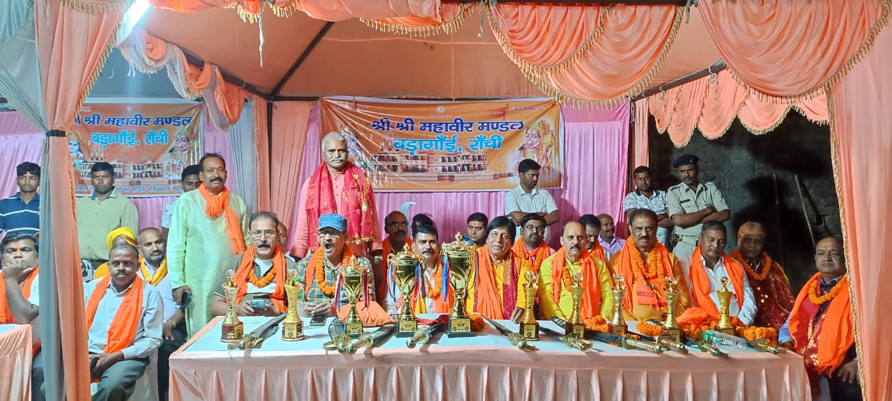 शस्त्र चालन प्रतियोगिता में शामिल लोगों की फोटो शस्त्र चालन प्रतियोगिता में शामिल लोगों की फोटो