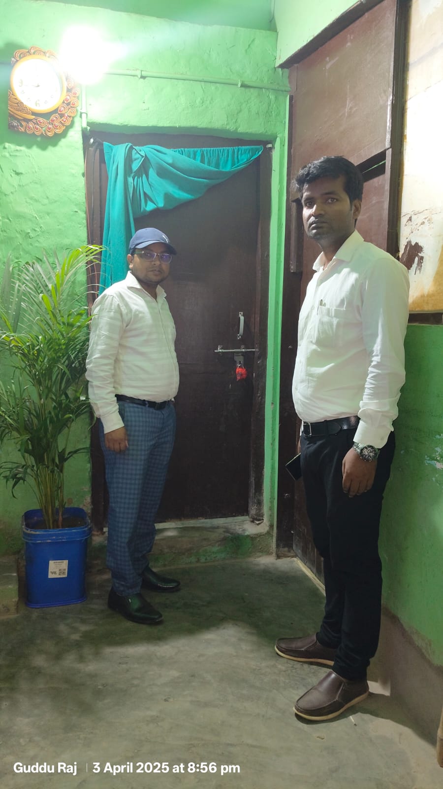 हाॅस्पिटल को सील करते अधिकारी हाॅस्पिटल को सील करते अधिकारी