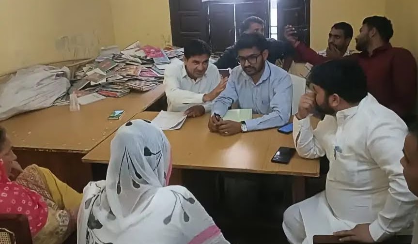 गांव ग्वालडा के खिलाफ अविश्वास प्रस्ताव पारित करते पंचायत मेंबर गांव ग्वालडा के खिलाफ अविश्वास प्रस्ताव पारित करते पंचायत मेंबर