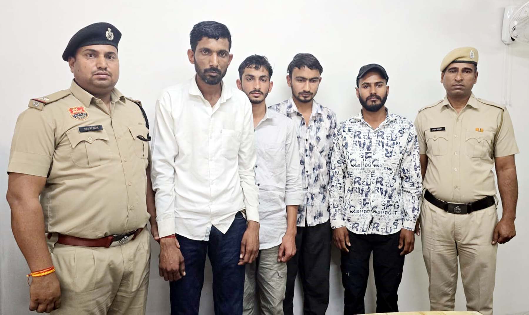 गुरुग्राम में साइबर थाना पुलिस द्वारा गिरफ्तार किए गए आरोपी। गुरुग्राम में साइबर थाना पुलिस द्वारा गिरफ्तार किए गए आरोपी।