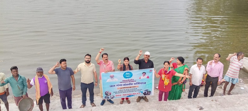 सीधी में जन श्रमदान से जल संरचनाओं की सफाई, चौपाल संगोष्ठियों से जन जागरण सीधी में जन श्रमदान से जल संरचनाओं की सफाई, चौपाल संगोष्ठियों से जन जागरण