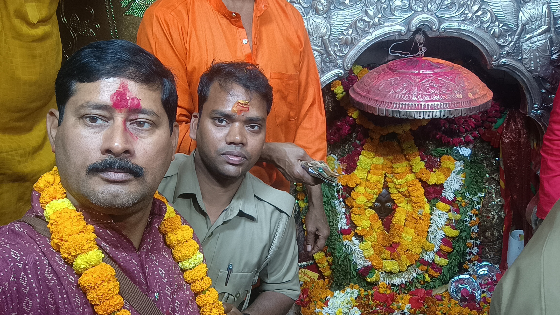 माता का दर्शन पूजन करते भक्त