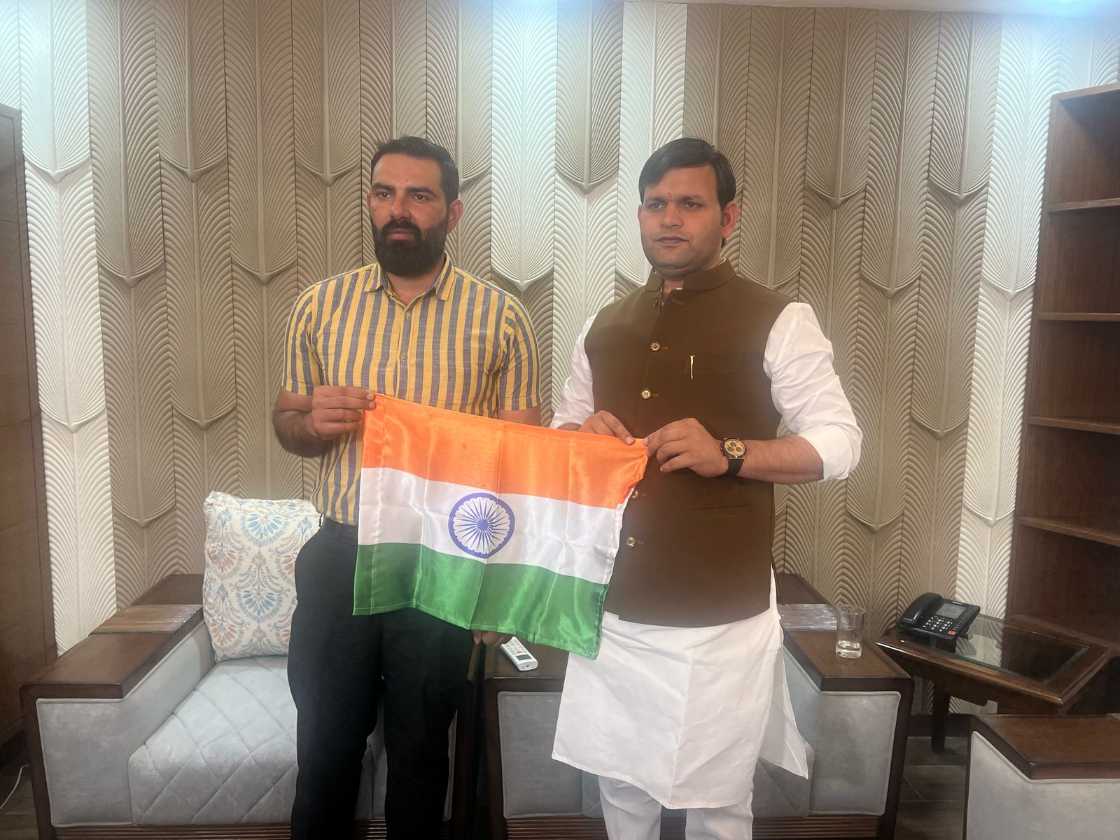 हरियाणा के खेल मंत्री गौरव गौतम मोहित मलिक को रवाना करते हुए हरियाणा के खेल मंत्री गौरव गौतम मोहित मलिक को रवाना करते हुए