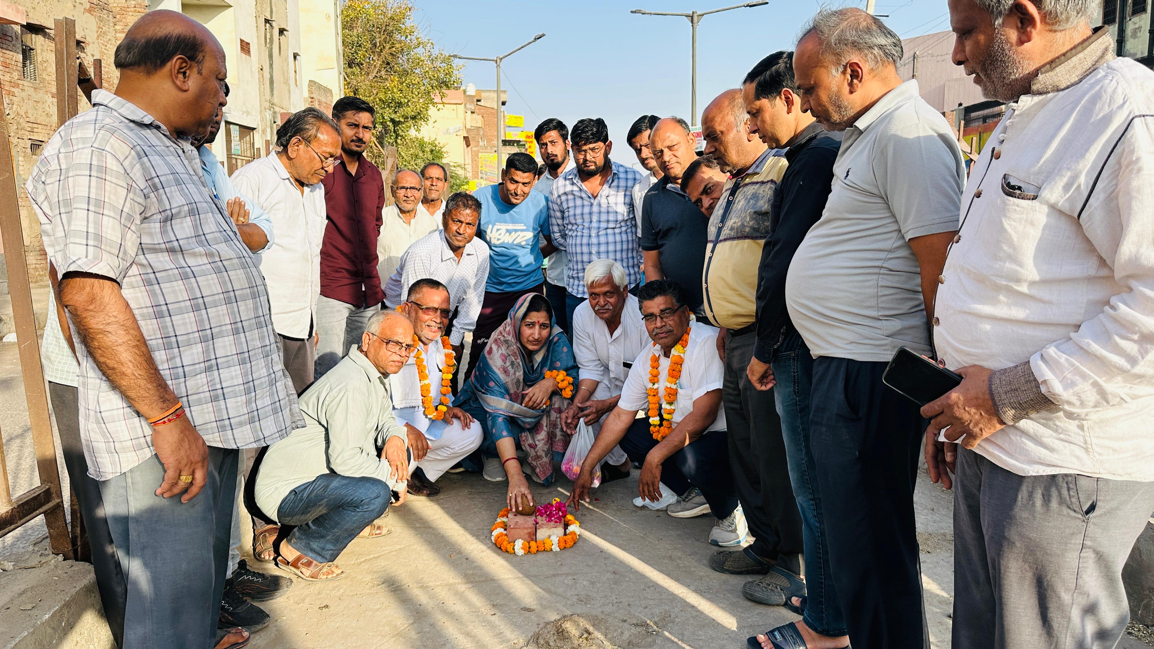 बहादुरगढ़ में विश्वकर्मा चौक के पास नारियल फोड़कर सार्वजनिक शौचालय के निर्माण कार्य का शुभारंभ करती नप अध्यक्ष। बहादुरगढ़ में विश्वकर्मा चौक के पास नारियल फोड़कर सार्वजनिक शौचालय के निर्माण कार्य का शुभारंभ करती नप अध्यक्ष।
