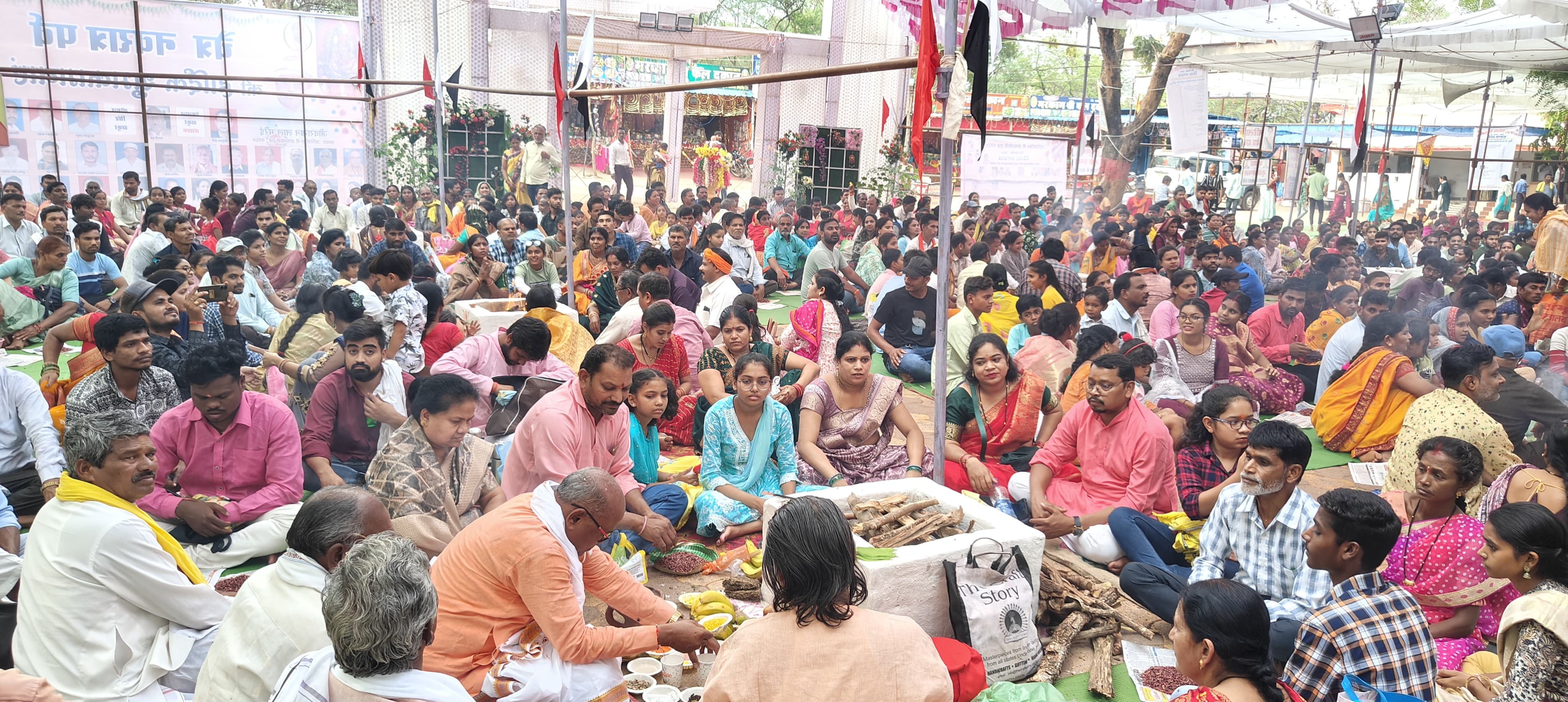 मां अंगारमोती मंदिर परिसर में समूह में हवन-पूजन करते हुए श्रध्दालु। मां अंगारमोती मंदिर परिसर में समूह में हवन-पूजन करते हुए श्रध्दालु।