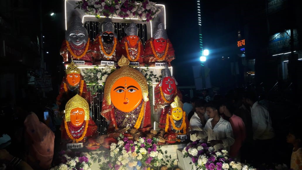 आमापारा से निकली शोभायात्रा बनी आकर्षण का केंद्र। आमापारा से निकली शोभायात्रा बनी आकर्षण का केंद्र।