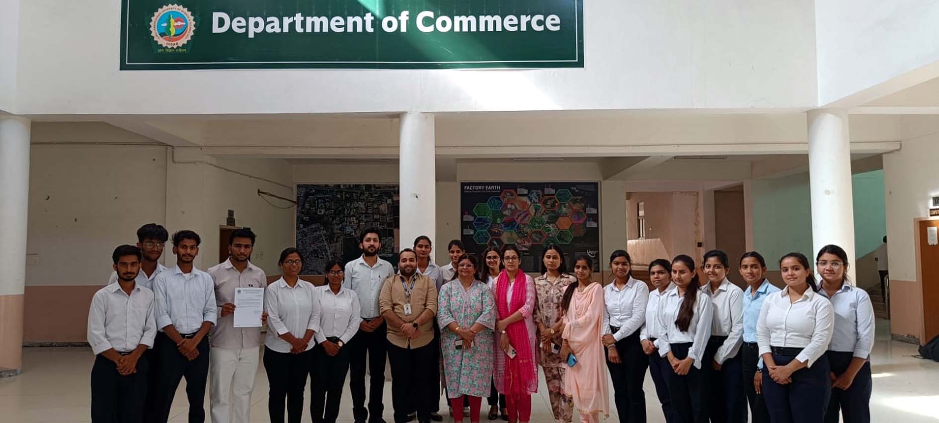 कार्यशाला में प्रतिभागियों के साथ विषय विशेषज्ञ रजत नागपाल। कार्यशाला में प्रतिभागियों के साथ विषय विशेषज्ञ रजत नागपाल।