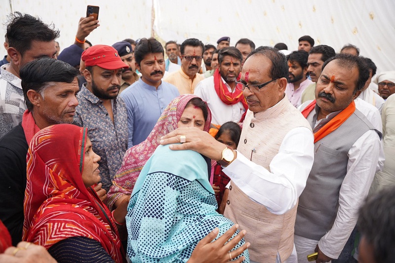 गुजरात के बनासकांठा हादसे में जान गंवाने वालों के परिजनों से मिले केन्द्रीय मंत्री शिवराज, घर जाकर दी सांत्वना गुजरात के बनासकांठा हादसे में जान गंवाने वालों के परिजनों से मिले केन्द्रीय मंत्री शिवराज, घर जाकर दी सांत्वना