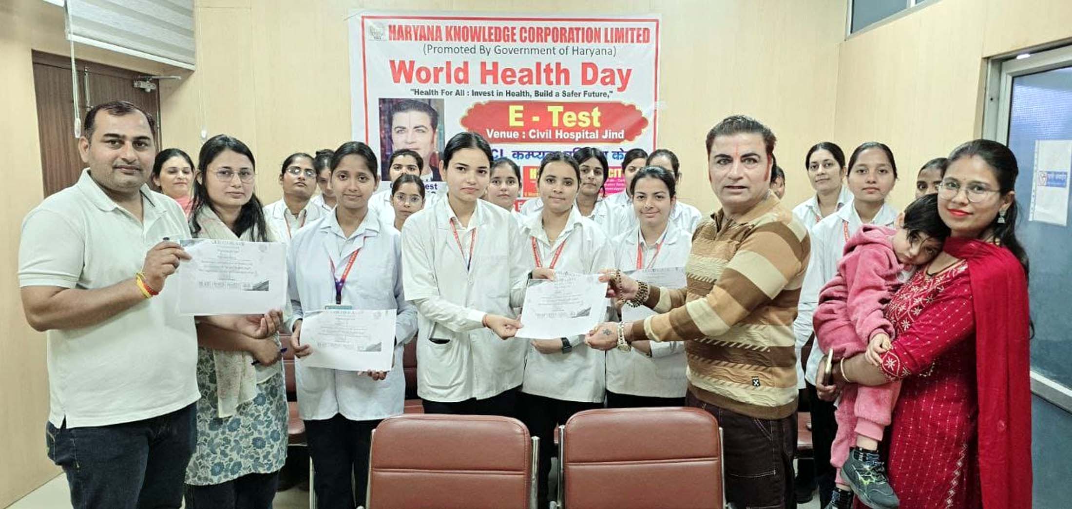 ई-टेस्ट पास करने वाले नर्सिंग छात्रों को सर्टिफिकेट देते हुए डा. भोला। ई-टेस्ट पास करने वाले नर्सिंग छात्रों को सर्टिफिकेट देते हुए डा. भोला।