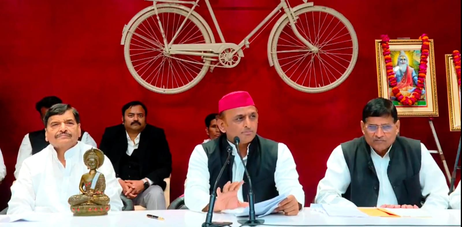 अखिलेश यादव बाेलते हुए अखिलेश यादव बाेलते हुए