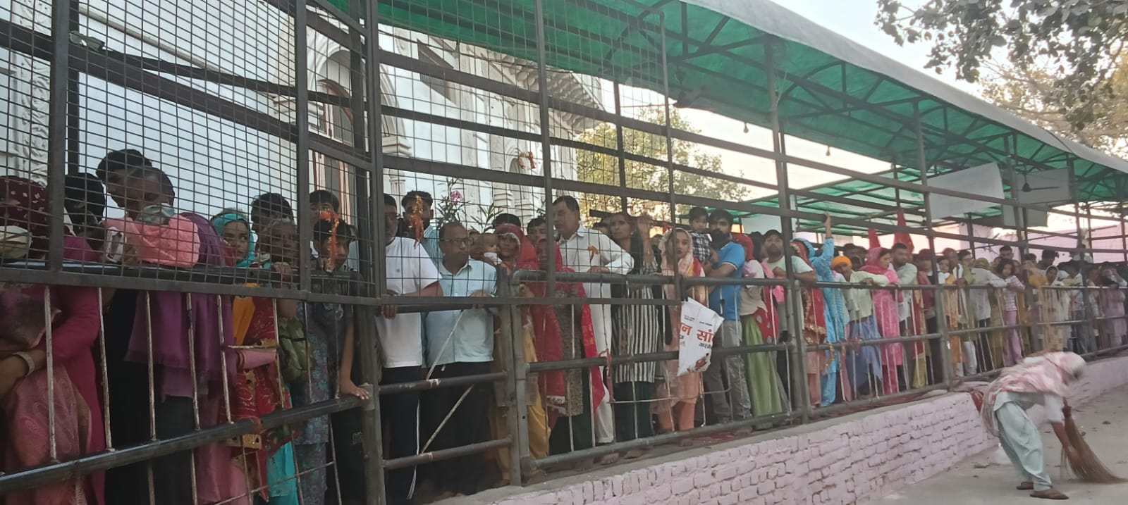 बेरी में माता भीमेश्वरी देवी के दर्शन के लिए लगी श्रद्धालुओं की लाइन। बेरी में माता भीमेश्वरी देवी के दर्शन के लिए लगी श्रद्धालुओं की लाइन।