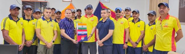 अधिकारियाें के साथ पर्वताराेही दल के सदस्य। अधिकारियाें के साथ पर्वताराेही दल के सदस्य।