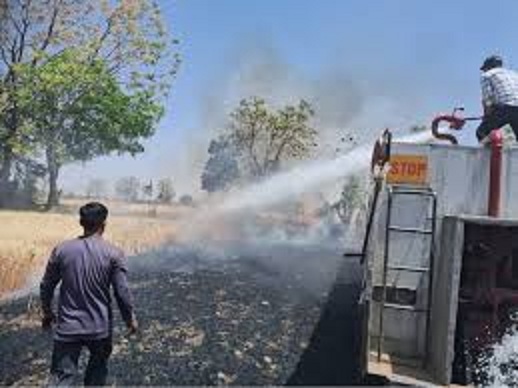 गेहूं के खेत में लगी भीषण गेहूं के खेत में लगी भीषण