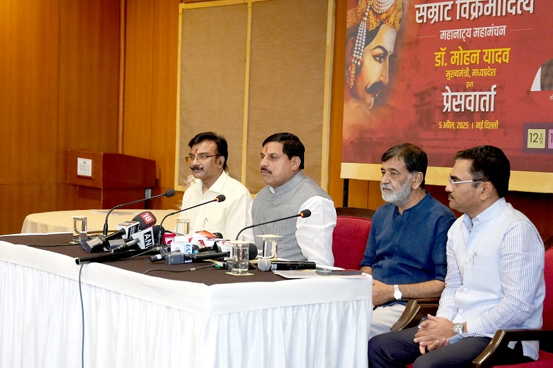 महानाट्य के संबंध में पत्रकारों से चर्चा करते हुए मुख्यमंत्री डॉ. मोहन यादव महानाट्य के संबंध में पत्रकारों से चर्चा करते हुए मुख्यमंत्री डॉ. मोहन यादव