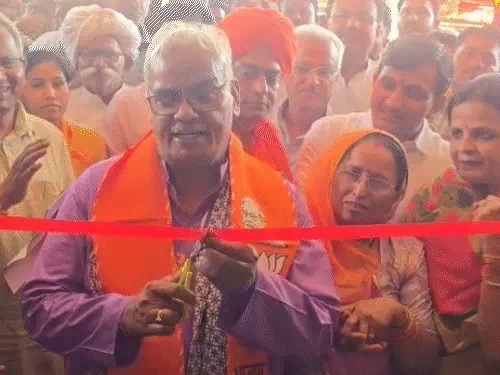 मंत्री मदन दिलावर ने बाड़मेर की ग्राम पंचायत गादान के भवन का लोकार्पण किया मंत्री मदन दिलावर ने बाड़मेर की ग्राम पंचायत गादान के भवन का लोकार्पण किया