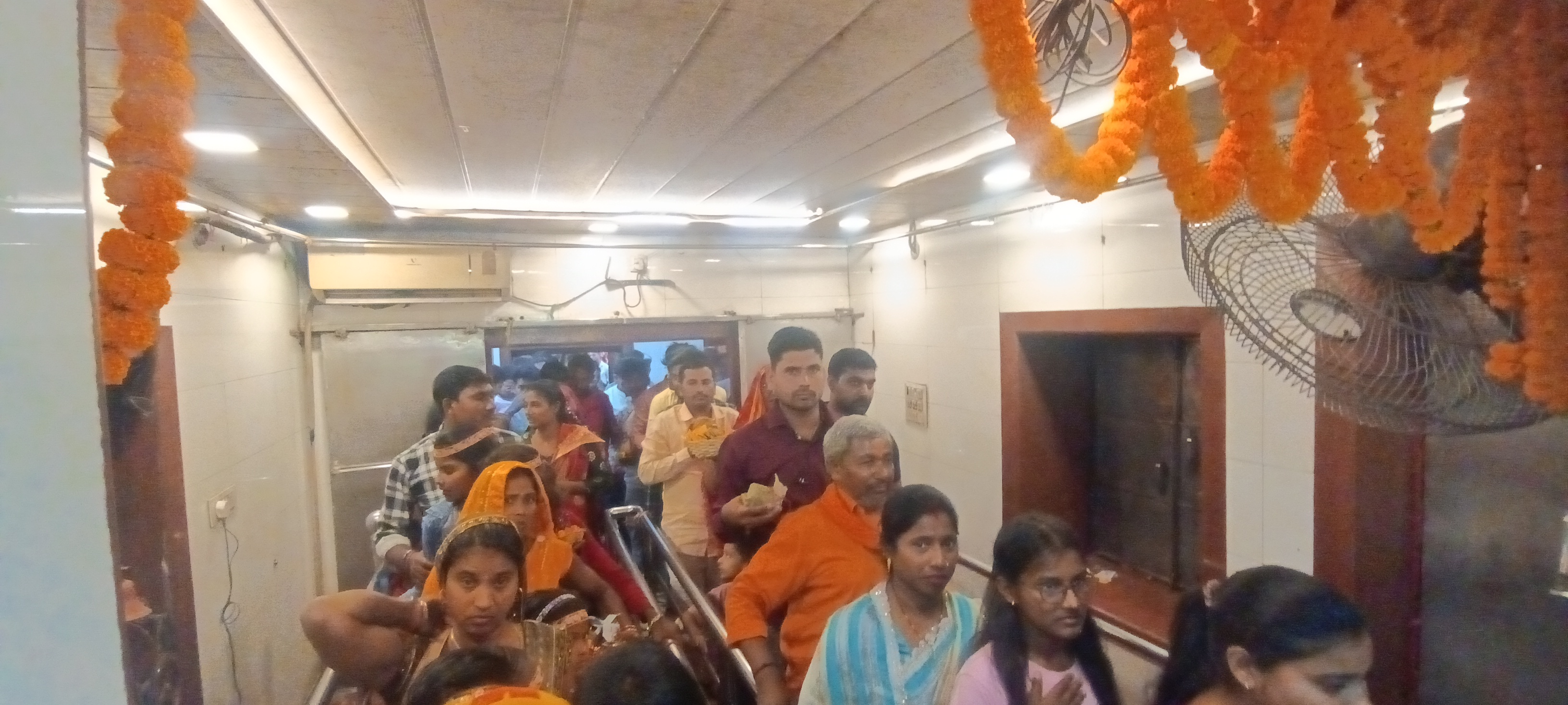 माता का दर्शन करने के लिए लाइन में खड़े श्रद्धालु