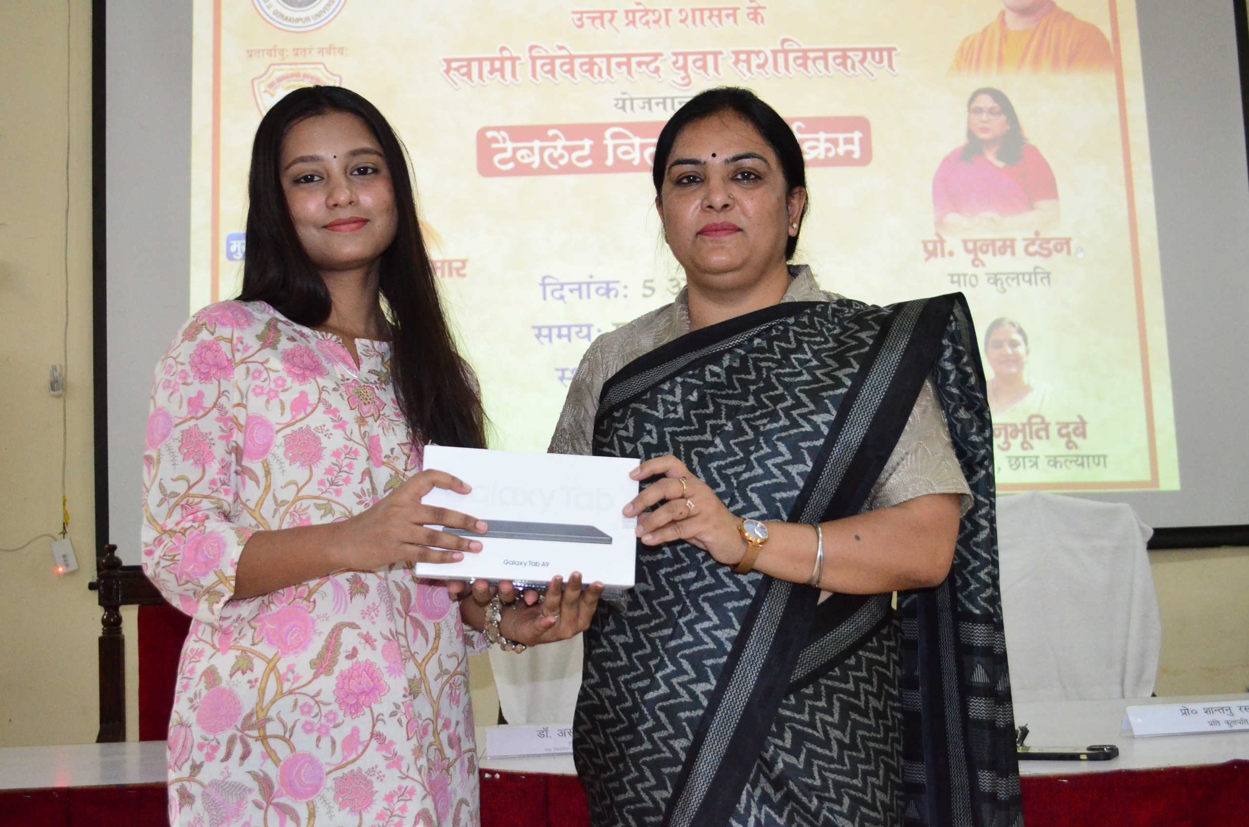 विश्वविद्यालय में विधायक डॉ असीम कुमार के हाथों से टैबलेट पाकर पीजी छात्रों के खिले चेहरे* विश्वविद्यालय में विधायक डॉ असीम कुमार के हाथों से टैबलेट पाकर पीजी छात्रों के खिले चेहरे*