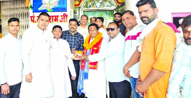 स्वागत करते हुए भाजपा कार्यकर्ता स्वागत करते हुए भाजपा कार्यकर्ता