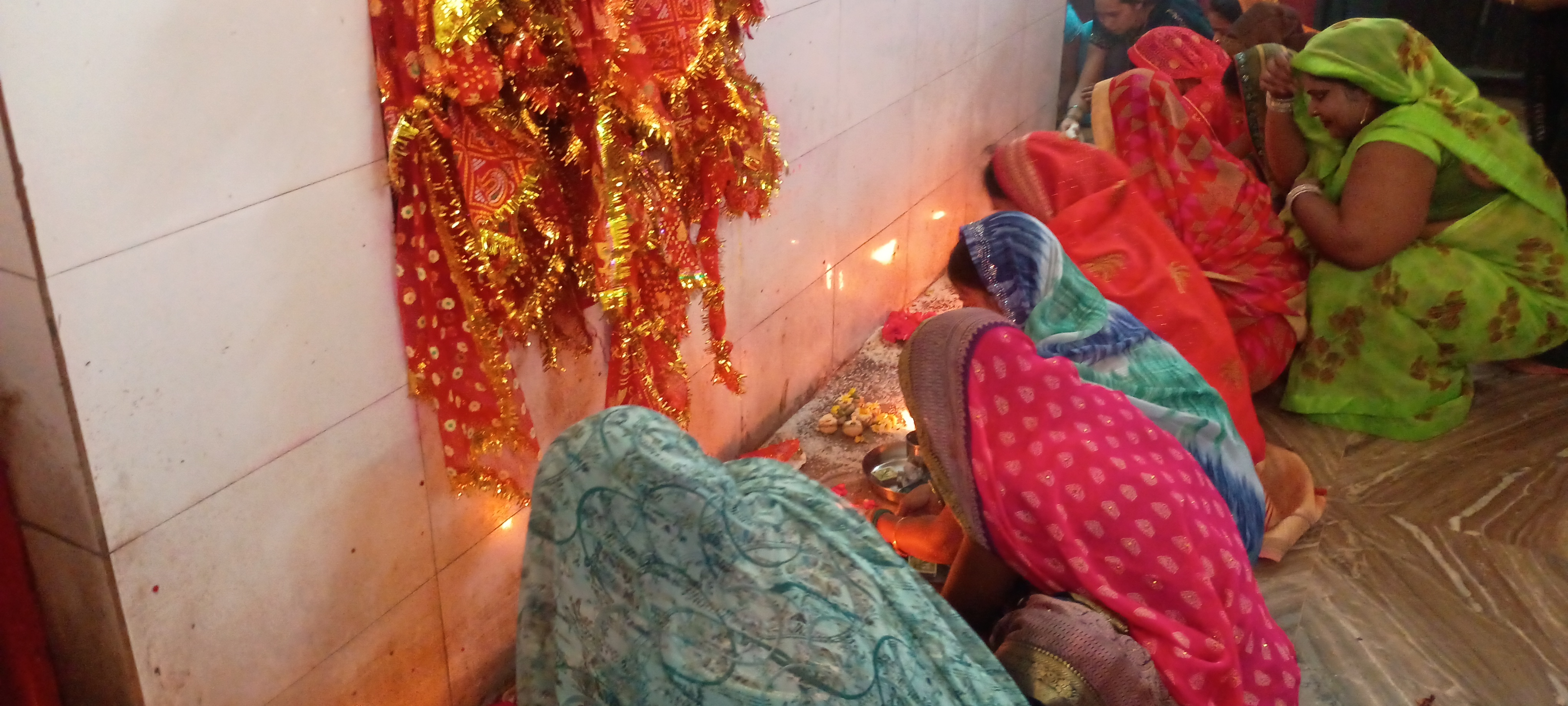 माता का पूजन करते भक्त लोग