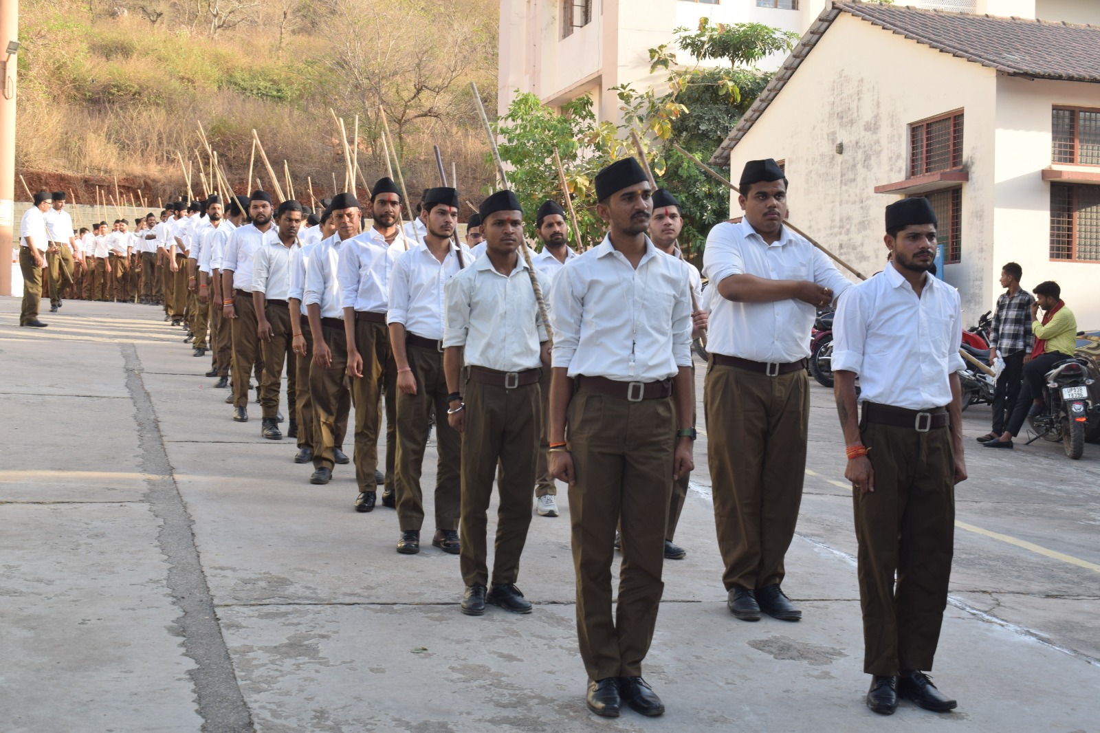 पथ संचलन निकालते स्वयंसेवक पथ संचलन निकालते स्वयंसेवक