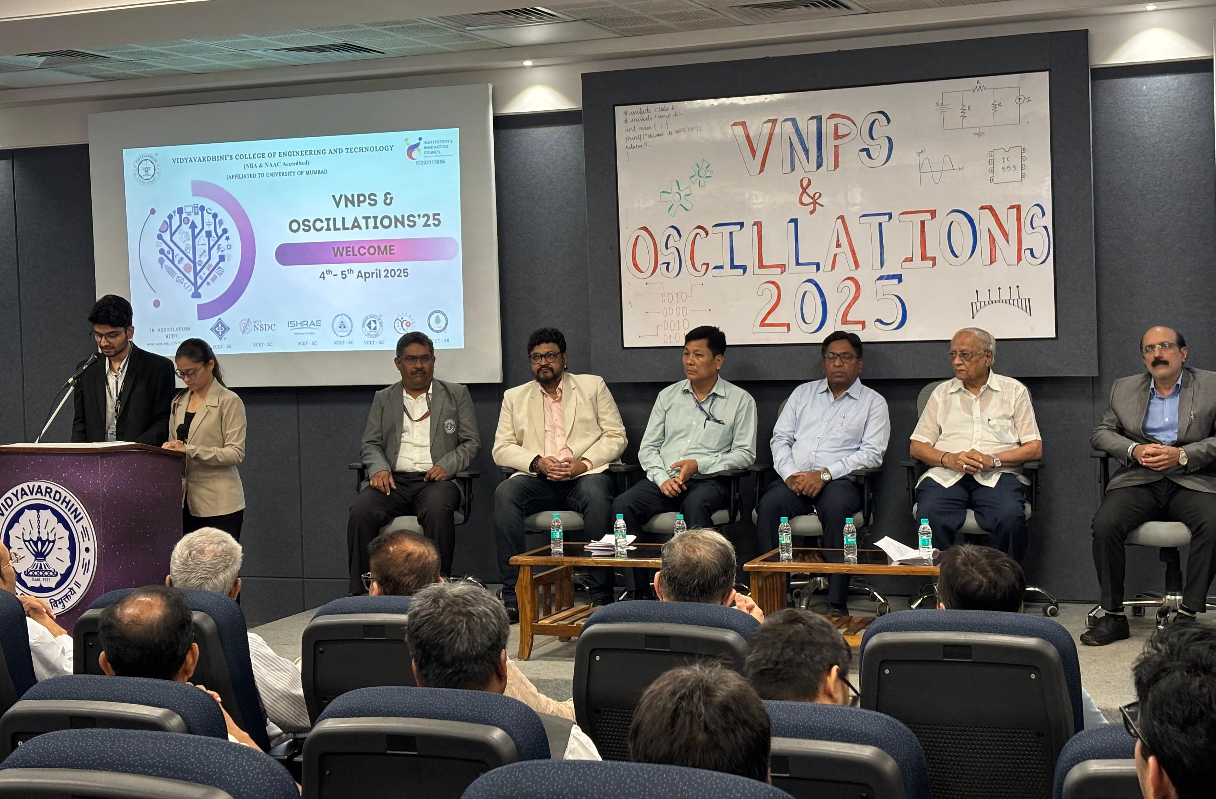 प्रदर्शनी के दौरान अतिथि, शिक्षक और विद्यार्थी। प्रदर्शनी के दौरान अतिथि, शिक्षक और विद्यार्थी।