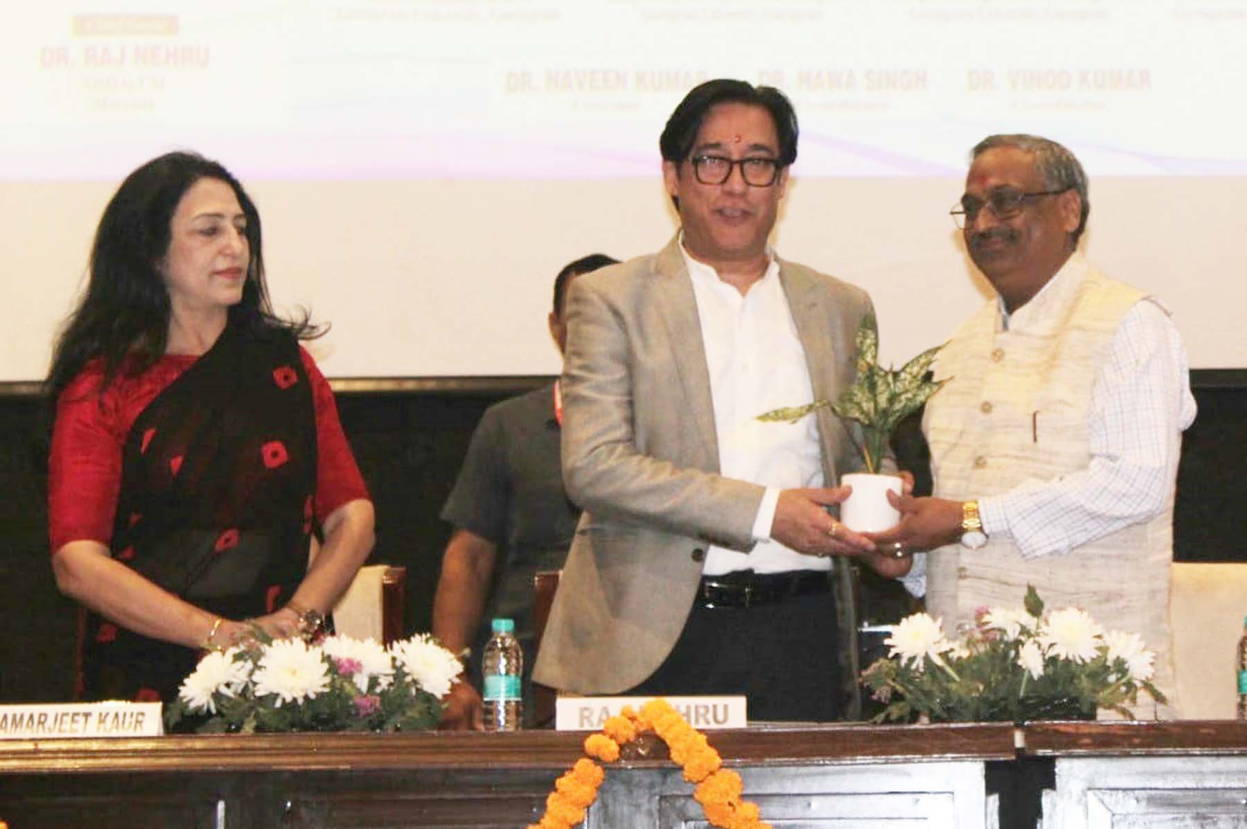 गुरुग्राम विवि में एलुमनी मीट में मुख्य अतिथि डा. राज नेहरू को स्मृति चिन्ह देते कुलपति प्रो. एस.के. तोमर। गुरुग्राम विवि में एलुमनी मीट में मुख्य अतिथि डा. राज नेहरू को स्मृति चिन्ह देते कुलपति प्रो. एस.के. तोमर।