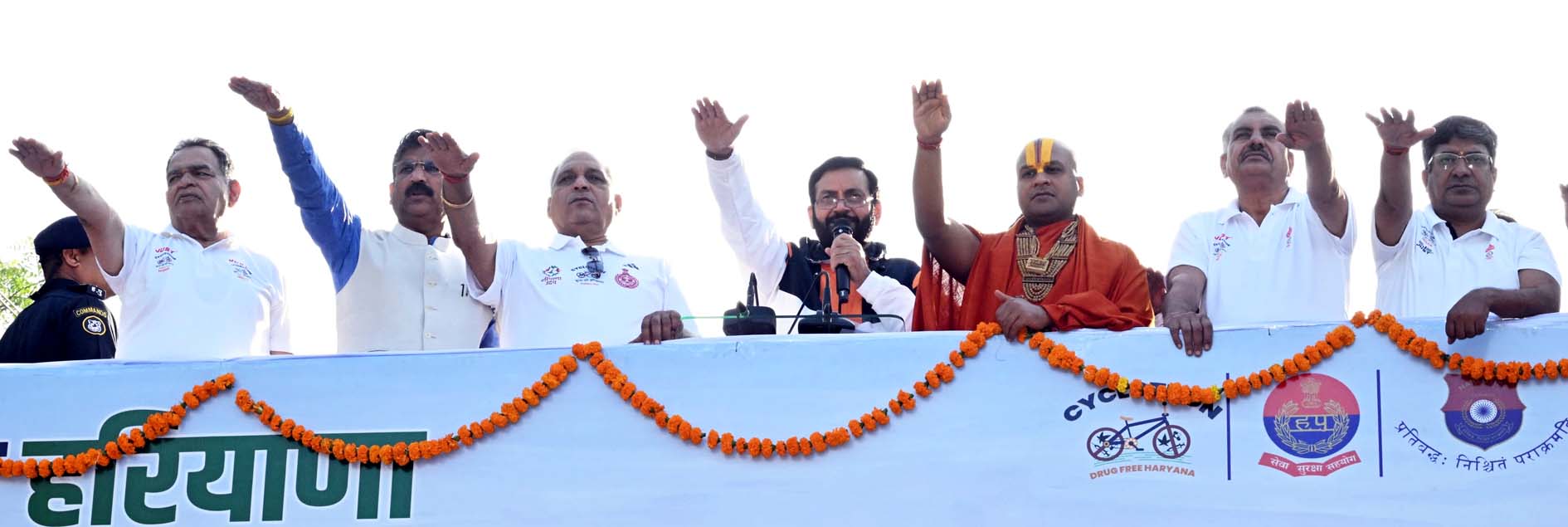 साइक्लोत्थान के अवसर पर नशा छोड़ने की शपथ दिलाते मुख्यमंत्री नायब सिंह सैनी। साइक्लोत्थान के अवसर पर नशा छोड़ने की शपथ दिलाते मुख्यमंत्री नायब सिंह सैनी।