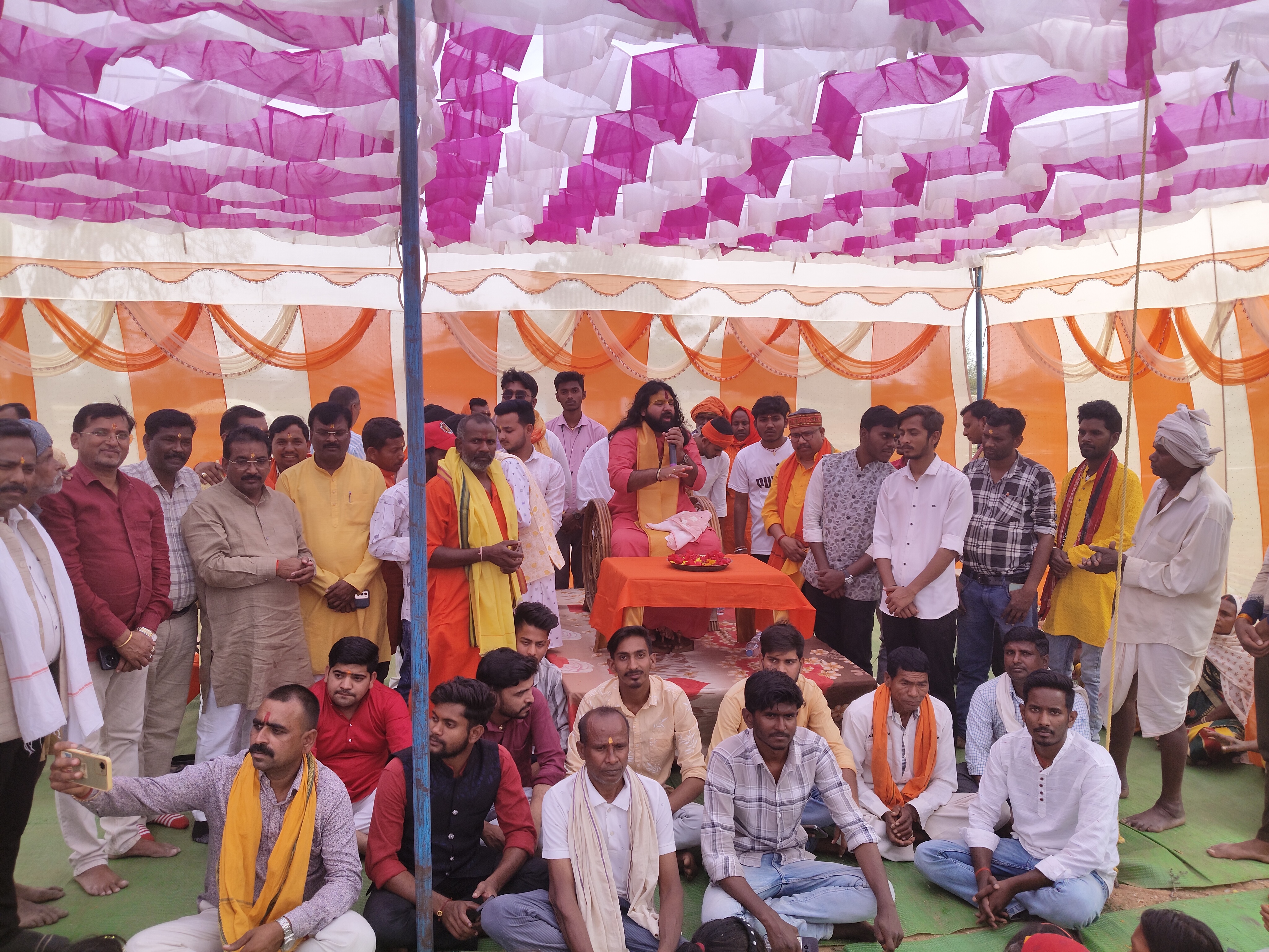 महाअष्टमी पर कन्या पूजन। महाअष्टमी पर कन्या पूजन।