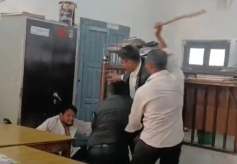न्यायालय में मारपीट करते अधिवक्ता न्यायालय में मारपीट करते अधिवक्ता
