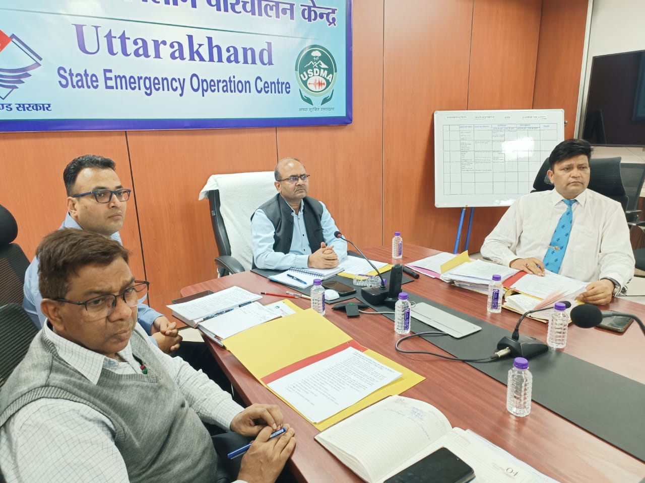 सचिव आपदा प्रबंधन एवं पुनर्वास विनोद कुमार सुमन आईटी पार्क स्थित यूएसडीएमए बिल्डिंग में मॉक ड्रिल को लेकर विभागीय स्तर पर तैयारियों की समीक्षा करते। सचिव आपदा प्रबंधन एवं पुनर्वास विनोद कुमार सुमन आईटी पार्क स्थित यूएसडीएमए बिल्डिंग में मॉक ड्रिल को लेकर विभागीय स्तर पर तैयारियों की समीक्षा करते।