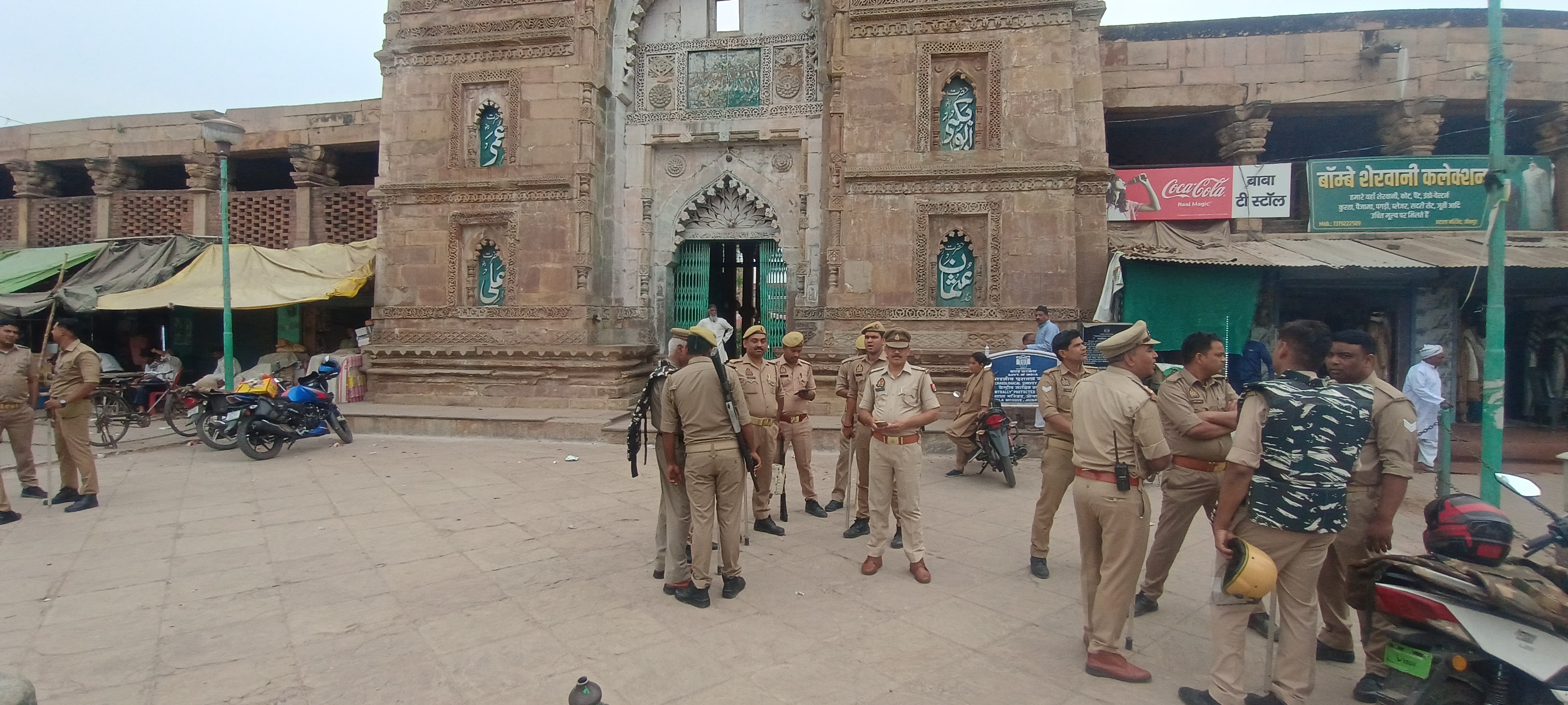 अटाला मस्जिद की बड़ी सुरक्षा व्यवस्था अटाला मस्जिद की बड़ी सुरक्षा व्यवस्था