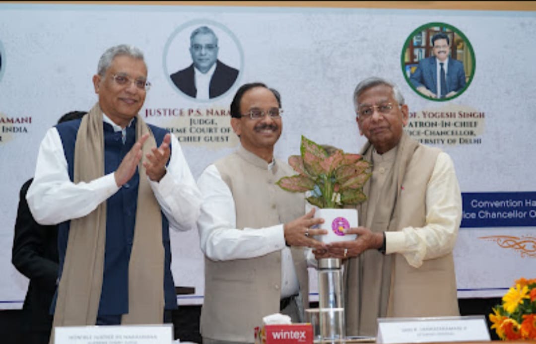 डीयू द्वारा शनिवार को कर्तव्यम सम्मेलन के उद्घाटन में न्यायमूर्ति पी.एस. नरसिम्हा और भारत के अटॉर्नी जनरल आर. वेंकटरमणी डीयू द्वारा शनिवार को कर्तव्यम सम्मेलन के उद्घाटन में न्यायमूर्ति पी.एस. नरसिम्हा और भारत के अटॉर्नी जनरल आर. वेंकटरमणी