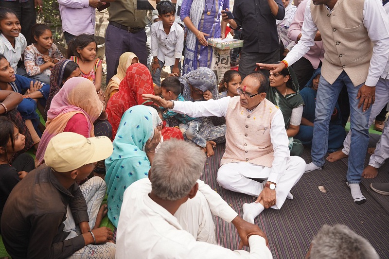 गुजरात के बनासकांठा हादसे में जान गंवाने वालों के परिजनों से मिले केन्द्रीय मंत्री शिवराज, घर जाकर दी सांत्वना गुजरात के बनासकांठा हादसे में जान गंवाने वालों के परिजनों से मिले केन्द्रीय मंत्री शिवराज, घर जाकर दी सांत्वना