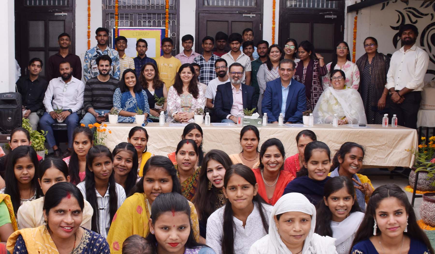 गुरुग्राम में रीड इंडिया एवं एडवाटिक्स विद्या के सामुदायिक पुस्तकालय के शुभारंभ अवसर पर मौजूद अतिथि व सेंटर पर प्रशिक्षण लेने वाली महिलाएं, युवतियां। गुरुग्राम में रीड इंडिया एवं एडवाटिक्स विद्या के सामुदायिक पुस्तकालय के शुभारंभ अवसर पर मौजूद अतिथि व सेंटर पर प्रशिक्षण लेने वाली महिलाएं, युवतियां।