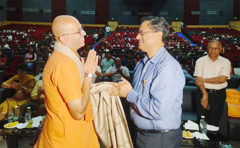 सोनीपत:दीनबंधु छोटू राम विज्ञान एवं प्रौद्योगिकी विश्वविद्यालय, मुरथल में ड्राइव अगेंस्ट ड्रग्स कार्यक्रम मंे कुलपति प्रो. श्रीप्रकाश सिंह ने दिल्ली, द्वारका इस्कॉन के उपाध्यक्ष अमोघ लीला प्रभु का स्वागत करते हुए। सोनीपत:दीनबंधु छोटू राम विज्ञान एवं प्रौद्योगिकी विश्वविद्यालय, मुरथल में ड्राइव अगेंस्ट ड्रग्स कार्यक्रम मंे कुलपति प्रो. श्रीप्रकाश सिंह ने दिल्ली, द्वारका इस्कॉन के उपाध्यक्ष अमोघ लीला प्रभु का स्वागत करते हुए।
