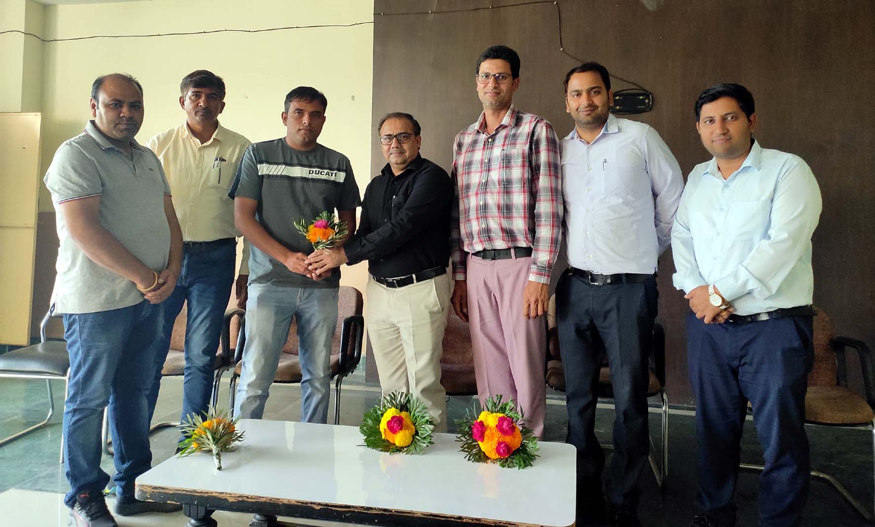 कार्यक्रम में विषय विशेषज्ञ बलवंत को सम्मानित करते चीफ वार्डन प्रो. ओमप्रकाश सांगवान। कार्यक्रम में विषय विशेषज्ञ बलवंत को सम्मानित करते चीफ वार्डन प्रो. ओमप्रकाश सांगवान।