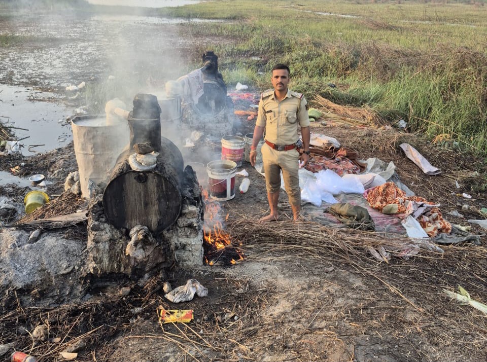 अवैध शराब के विरूद्ध छापेमारी करती पुलिस अवैध शराब के विरूद्ध छापेमारी करती पुलिस