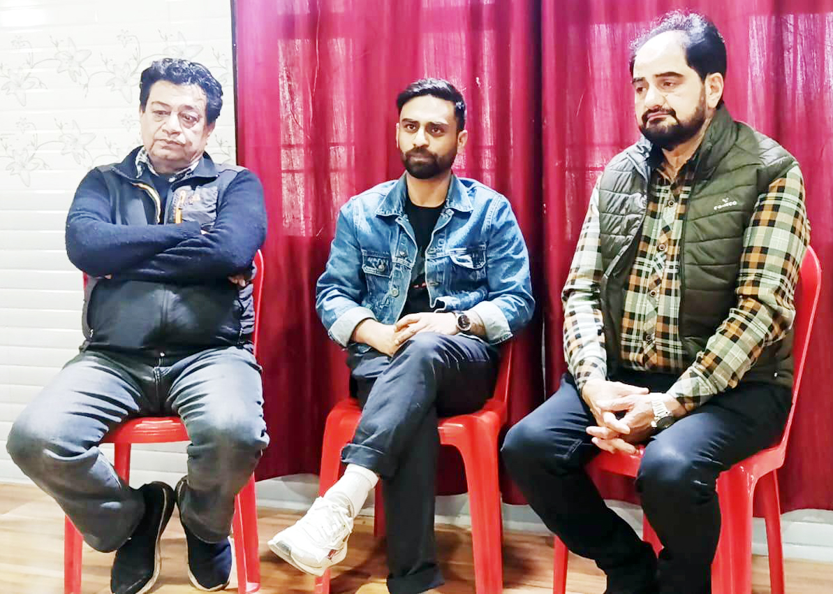 वरिष्ठ कलाकारों के साथ अभिनेता दाऊद हुसैन। वरिष्ठ कलाकारों के साथ अभिनेता दाऊद हुसैन।