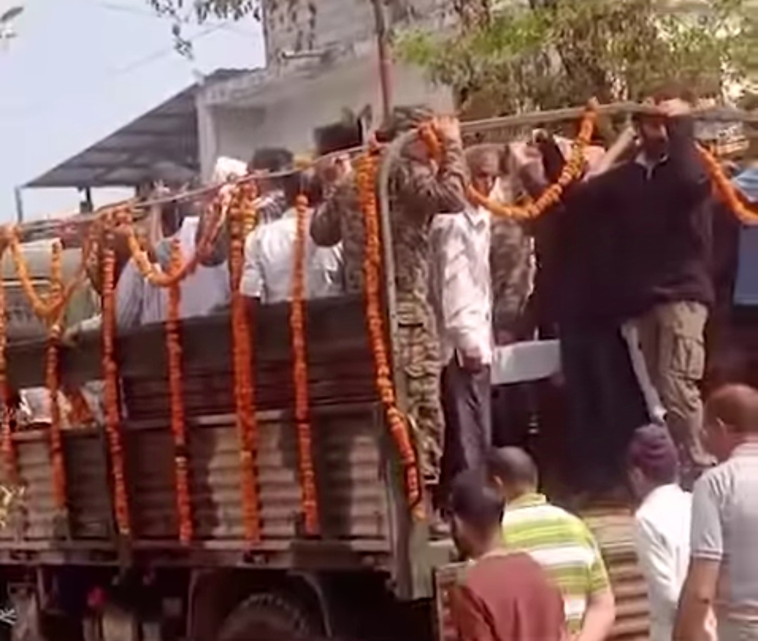 सैन्य वाहन में मेजर अंकित धीमान के पार्थिव देह को शमशान की ओर ले जाते हए। सैन्य वाहन में मेजर अंकित धीमान के पार्थिव देह को शमशान की ओर ले जाते हए।