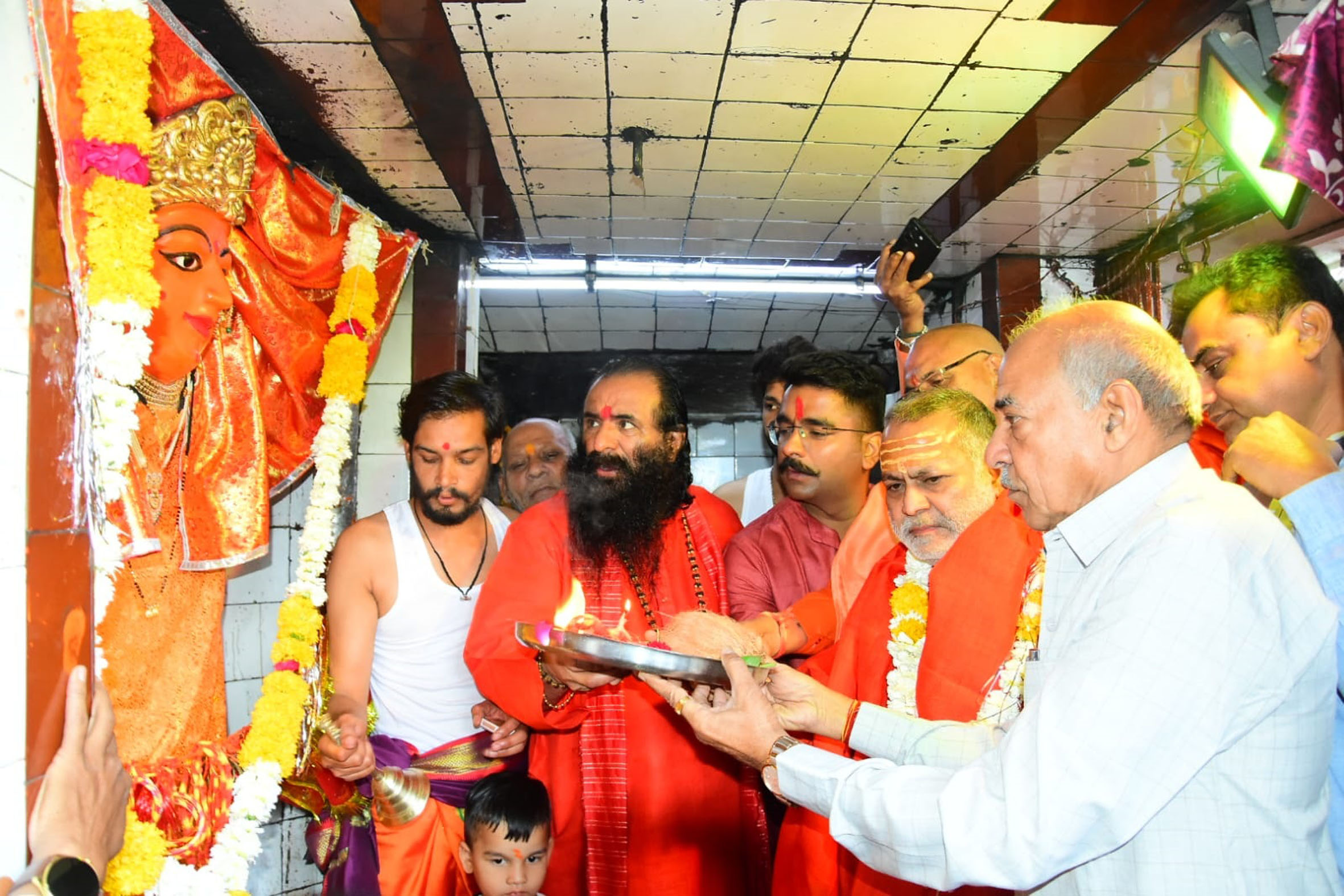 धार्मिक शहर उज्जैन में शराबबंदी है....इसलिए आबकारी विभाग शराब लेकर पहुंचा चौबीसखंबा माता मंदिर धार्मिक शहर उज्जैन में शराबबंदी है....इसलिए आबकारी विभाग शराब लेकर पहुंचा चौबीसखंबा माता मंदिर