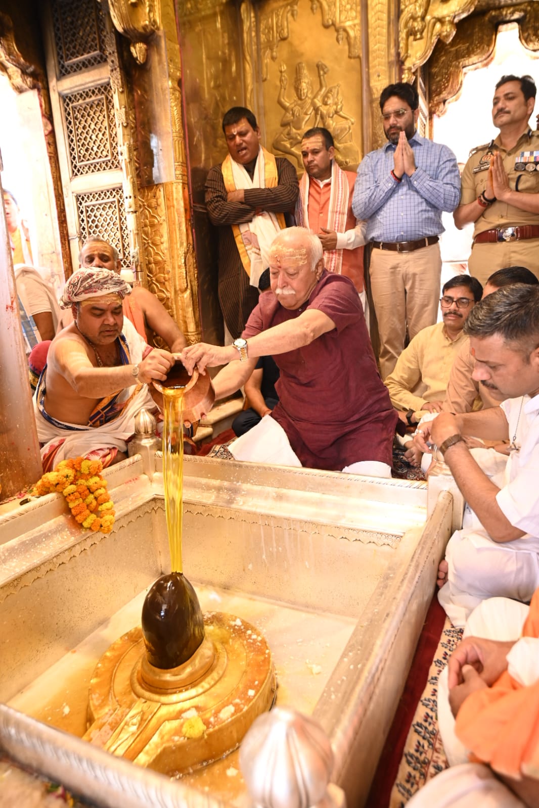 आरएसएस प्रमुख मोहन भागवत श्री काशी विश्वनाथ दरबार में आरएसएस प्रमुख मोहन भागवत श्री काशी विश्वनाथ दरबार में