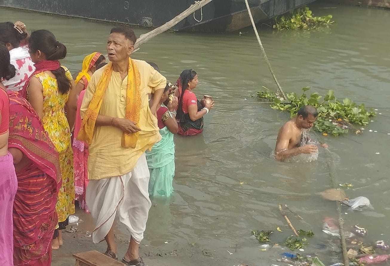 अशोक अष्टमी पर पूरे असम में श्रद्धा की लहर,गुवाहाटी के  घाटों पर उमड़ा श्रद्धालुओं का भीड़।