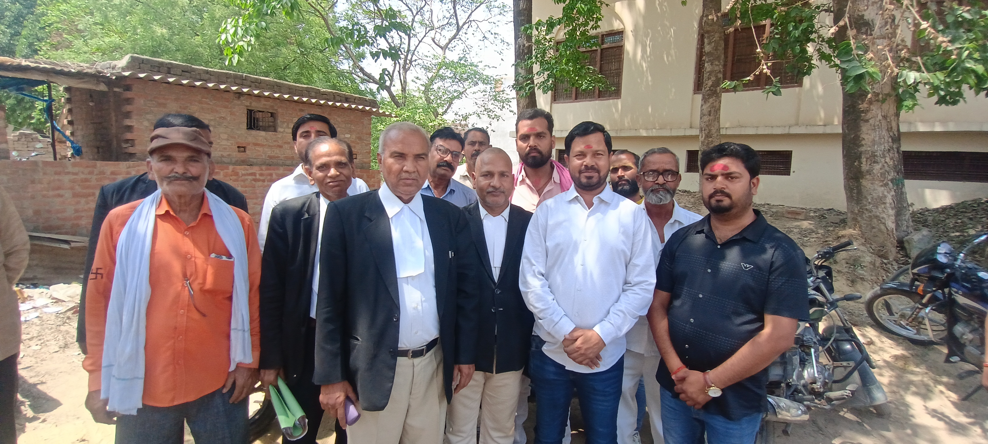 अधिवक्ता प्रेम नारायण मिश्र अपने साथियों और हिन्दू स्वराज वाहिनी के लोगों के साथ अधिवक्ता प्रेम नारायण मिश्र अपने साथियों और हिन्दू स्वराज वाहिनी के लोगों के साथ