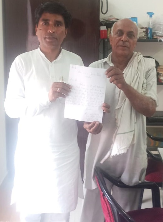 सोनीपत: परेशान मनजीत ने जिला पार्षद संजय बड़वासनिया को शिकायत देते हुए। सोनीपत: परेशान मनजीत ने जिला पार्षद संजय बड़वासनिया को शिकायत देते हुए।