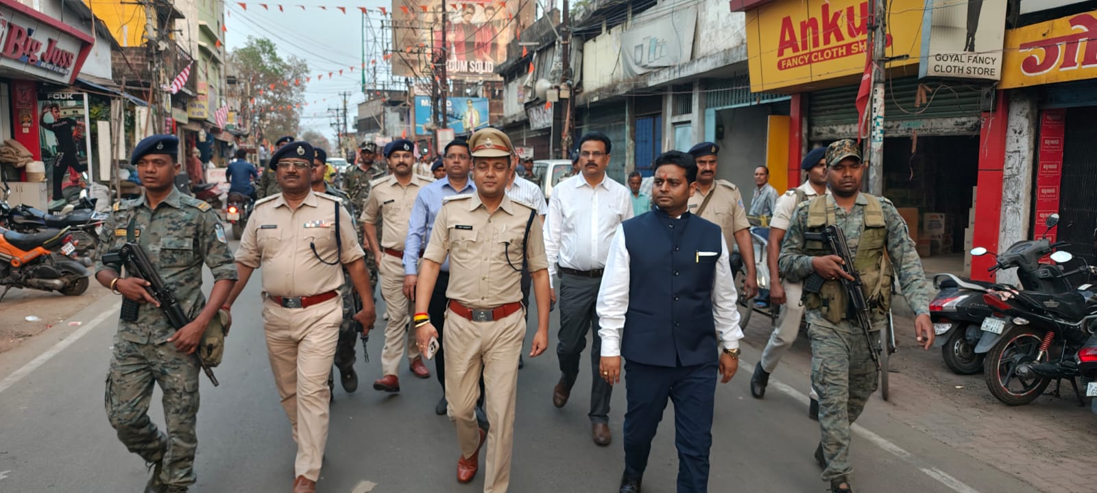 फ्लैग मार्च में शामिल अधिकारी फ्लैग मार्च में शामिल अधिकारी