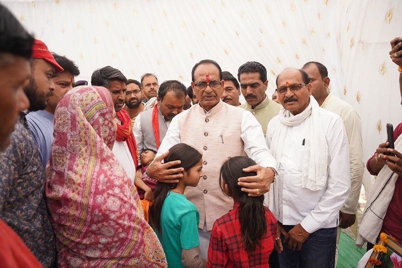 गुजरात के बनासकांठा हादसे में जान गंवाने वालों के परिजनों से मिले केन्द्रीय मंत्री शिवराज, घर जाकर दी सांत्वना गुजरात के बनासकांठा हादसे में जान गंवाने वालों के परिजनों से मिले केन्द्रीय मंत्री शिवराज, घर जाकर दी सांत्वना