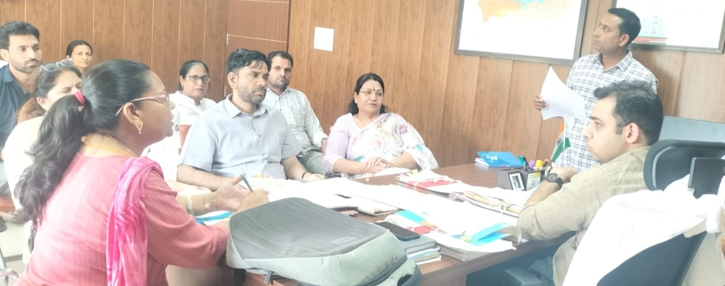 अधिकरियों की बैठक लेते नगराधीश यश मलिक। अधिकरियों की बैठक लेते नगराधीश यश मलिक।